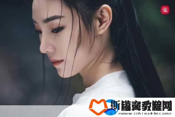 玉袍长剑