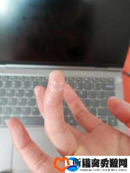 手指划入缝隙挖水：揭示独特的取水方式背后的秘密