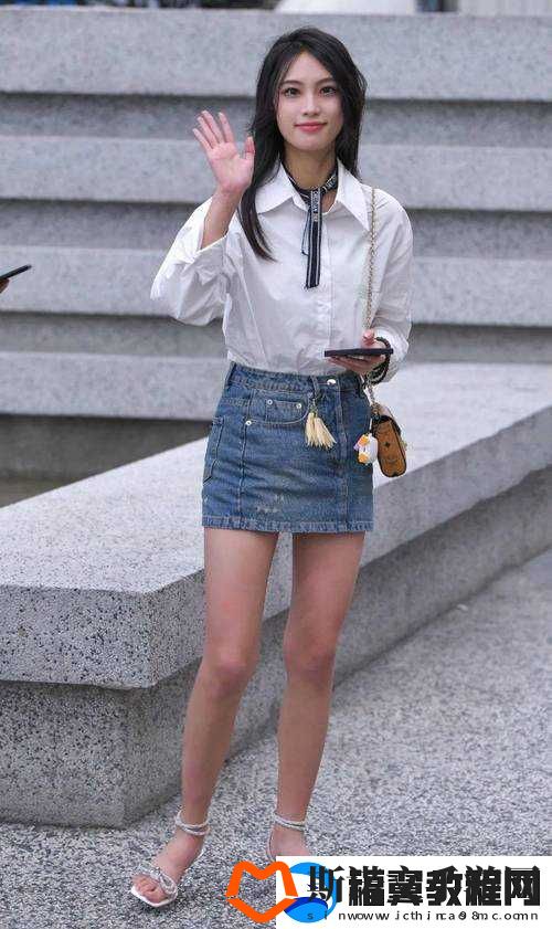 美女咪咪意外露出来引发众人关注