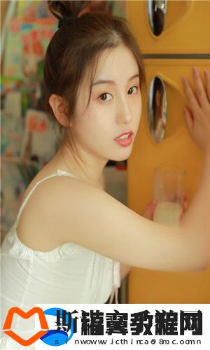 中午妈妈在厨房做饭香气四溢