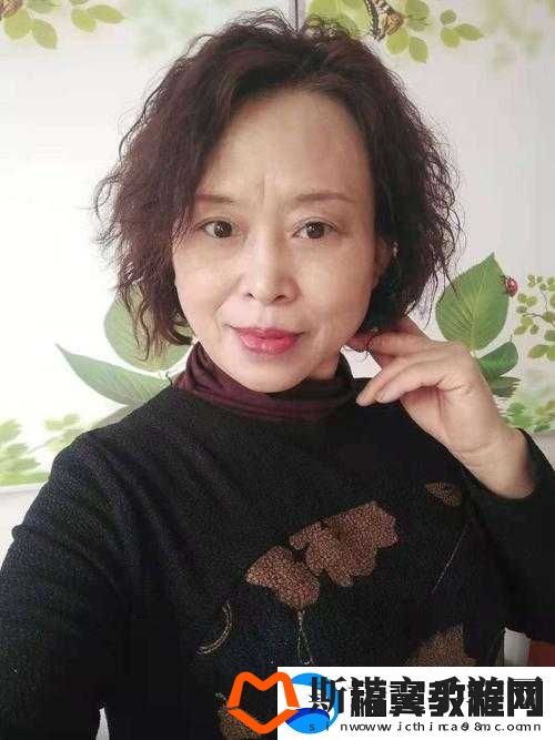 老年妇女着多色服引发关注