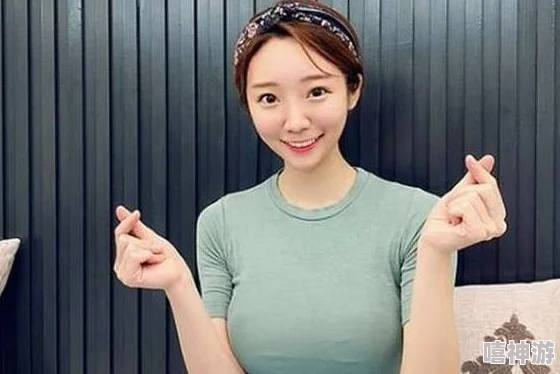 姬小满害羞的掀开自己副乳